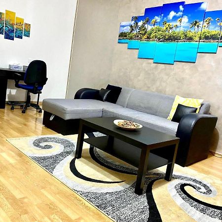 Sky Modern 1 Bedroom Apt W Free Parking Bukares Bagian luar foto