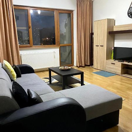 Sky Modern 1 Bedroom Apt W Free Parking Bukares Bagian luar foto