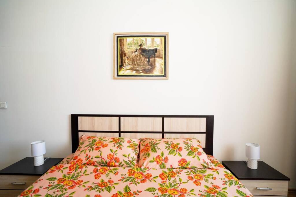 Sky Modern 1 Bedroom Apt W Free Parking Bukares Bagian luar foto