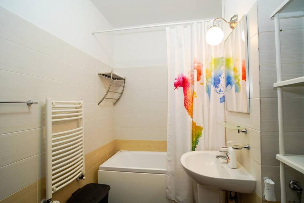 Sky Modern 1 Bedroom Apt W Free Parking Bukares Bagian luar foto
