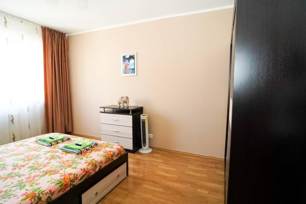 Sky Modern 1 Bedroom Apt W Free Parking Bukares Bagian luar foto