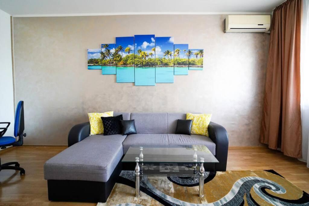 Sky Modern 1 Bedroom Apt W Free Parking Bukares Bagian luar foto