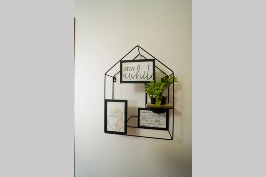 Sky Modern 1 Bedroom Apt W Free Parking Bukares Bagian luar foto