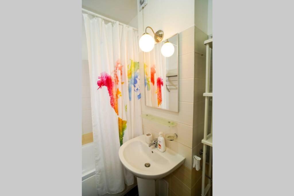 Sky Modern 1 Bedroom Apt W Free Parking Bukares Bagian luar foto