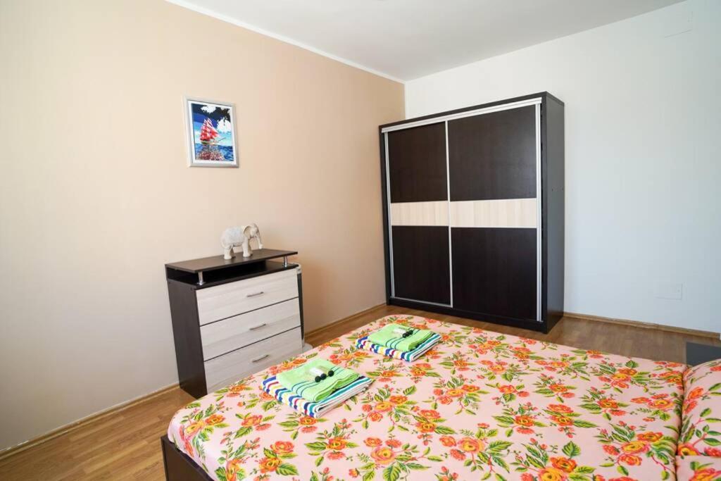Sky Modern 1 Bedroom Apt W Free Parking Bukares Bagian luar foto