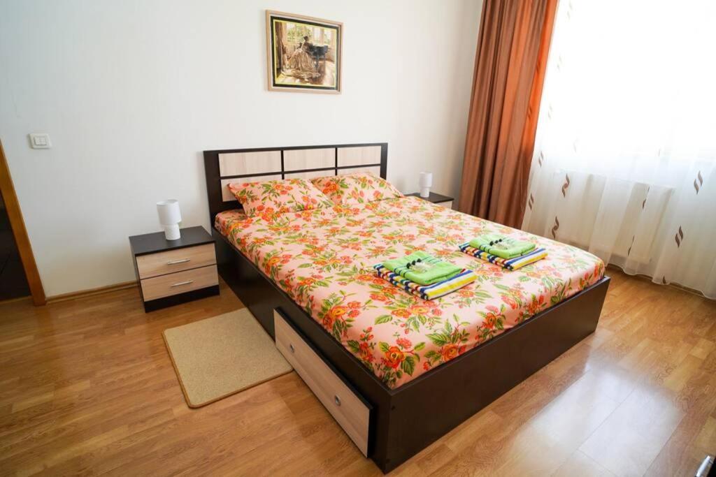 Sky Modern 1 Bedroom Apt W Free Parking Bukares Bagian luar foto