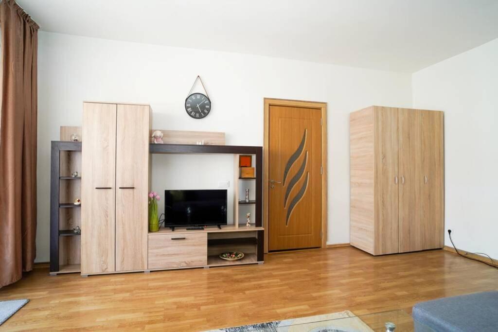 Sky Modern 1 Bedroom Apt W Free Parking Bukares Bagian luar foto