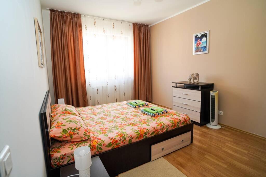 Sky Modern 1 Bedroom Apt W Free Parking Bukares Bagian luar foto