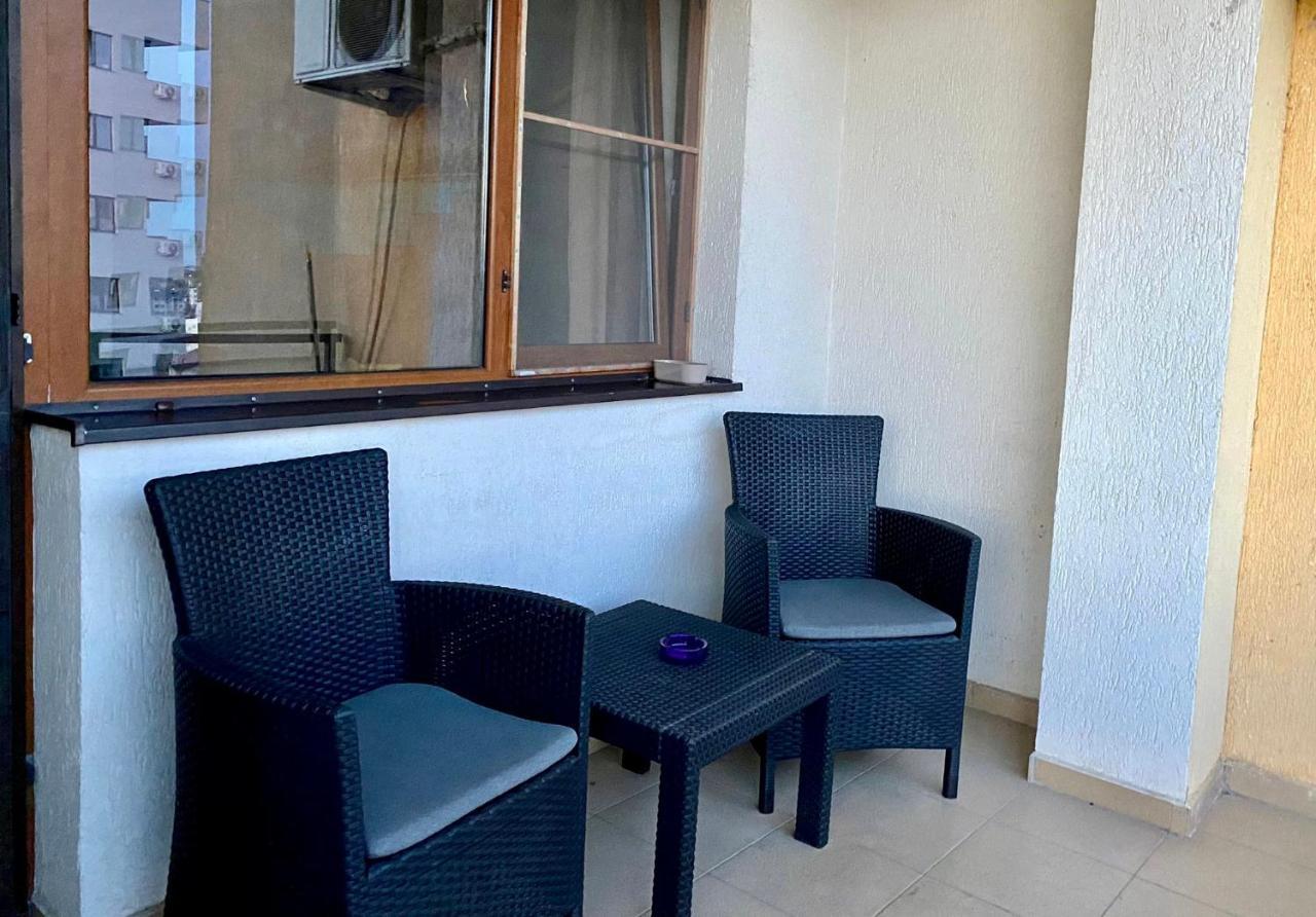 Sky Modern 1 Bedroom Apt W Free Parking Bukares Bagian luar foto