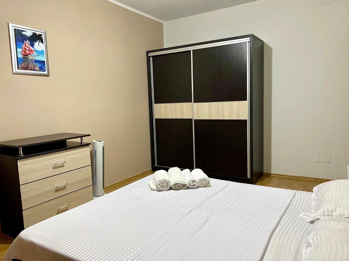 Sky Modern 1 Bedroom Apt W Free Parking Bukares Bagian luar foto