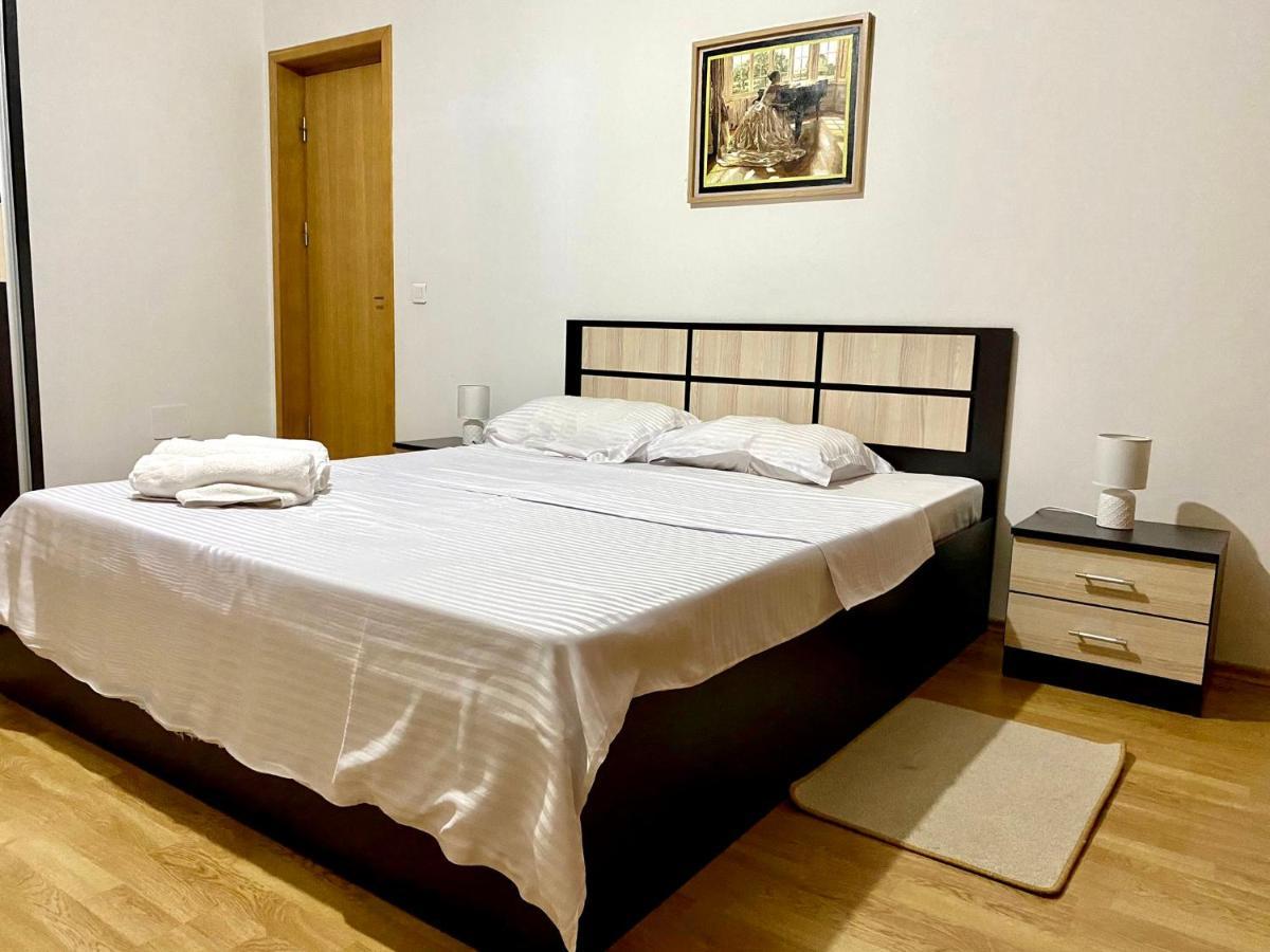 Sky Modern 1 Bedroom Apt W Free Parking Bukares Bagian luar foto